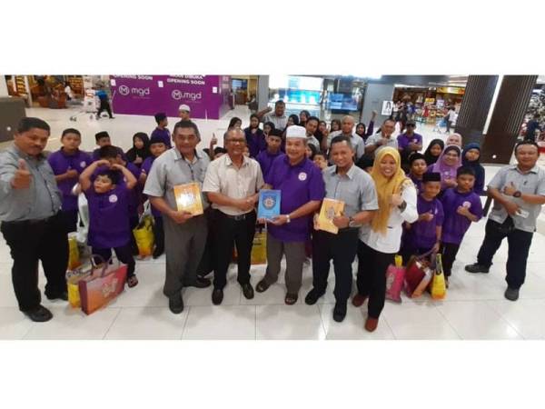 Japilus (dua dari kiri) menyampaikan naskah al-Quran kepada wakil rumah anak yatim yang dipilih untuk program CSR kesatuan baru-baru ini.