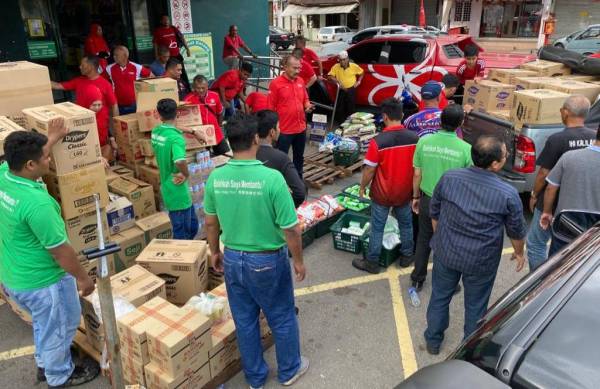 Antara barangan yang sedang dalam proses untuk dipek sebelum diagihkan SBAKPPBM kepada mangsa banjir.