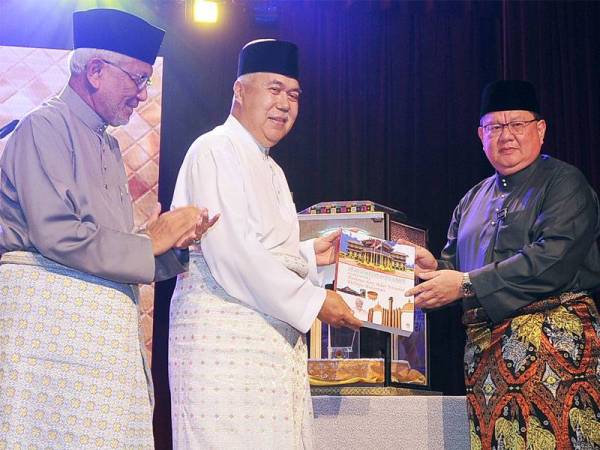 Tengku Mohamad Rizam (tengah), Abang Salehuddin (kanan) dan Mohamed Hatta melancarkan Ensklopedia Budaya dan Adat Istiadat Melayu Kelantan (EBAIK) dan buku terbitan DBP dan Maik.