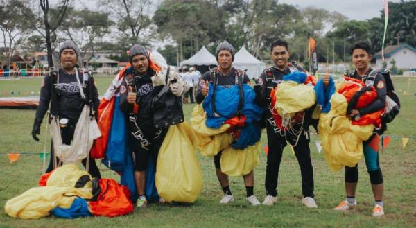 Pasukan bomba turut menyertai Kejohanan Payung Terjun Antarabangsa Perak 2019.