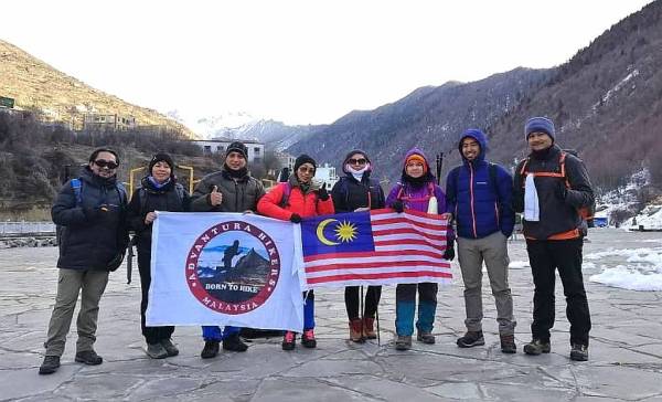 Lapan pendaki bergambar sebelum memulakan pendakian ke Gunung Siguniang, China sempena Sambutan Hari Gunung Sedunia 2019 pada 11 Disember lalu.