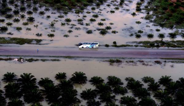 Keadaan bas yang terkandas akibat banjir ketika tinjauan Bernama bersama Jabatan Bomba dan Penyelamat. -Foto Bernama