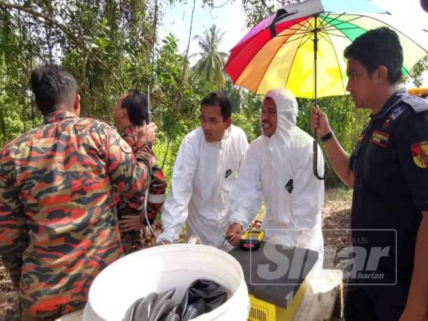 Anggota bomba membuat pemantauan sekitar tapak pembuangan sampah haram yang menempatkan 244 tong berisi sisa bahan kimia di Jalan Kapar Batu 16, Kampung Tambak Jawa hari ini.