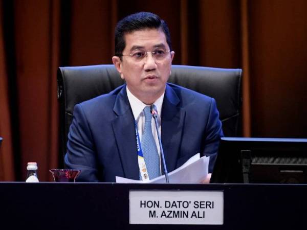 Mohamed Azmin sewaktu sesi plenari bertajuk 'Agihan Kekayaan-Perkongsian Kemakmuran' sempena Sidang Kemuncak Kuala Lumpur 2019 hari ini. - Foto Bernama