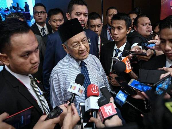 Dr Mahathir ketika ditemui selepas mengadakan tinjauan ke Pusat Media Sidang Kemuncak Kuala Lumpur 2019 di Pusat Konvensyen Kuala Lumpur. - Foto Bernama