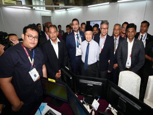 Dr Mahathir melawat ke Pusat Media Sidang Kemuncak Kuala Lumpur 2019 di Pusat Konvensyen Kuala Lumpur (KLCC) di sini. - Foto Bernama