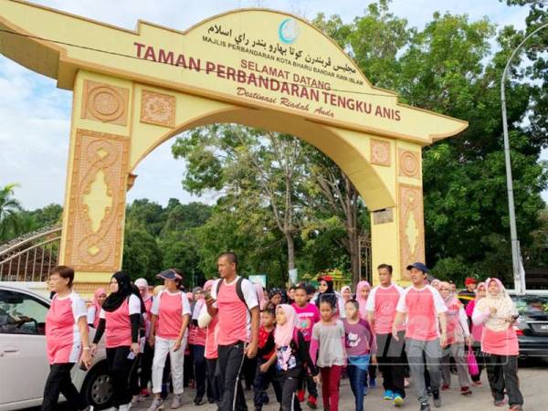 Dr Zaini bersama peserta berjalan sejauh 3km pada program Pink Oktober Walk.