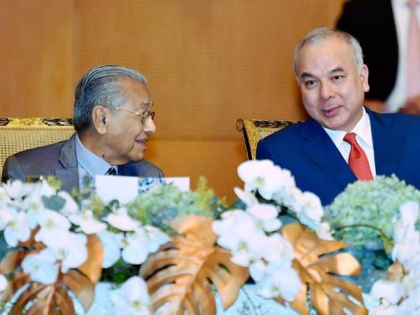 Sultan Perak, Sultan Nazrin Shah tiba di Pusat Konvensyen Kuala Lumpur (KLCC) di sini pagi ini bagi menyempurnakan Majlis Penutup Sidang Kemuncak Kuala Lumpur (Sidang Kemuncak KL) 2019. - Foto Bernama