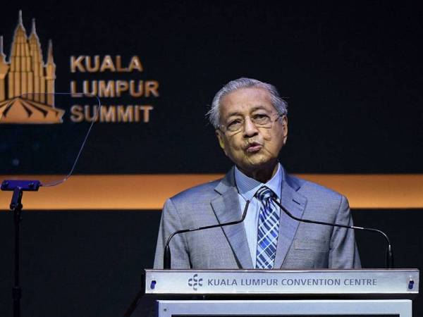 Perdana Menteri, Tun Dr Mahathir Mohamad menyampaikan ucapan sempena majlis penutup Sidang Kemuncak Kuala Lumpur 2019 di Pusat Konvensyen Kuala Lumpur hari ini. - Foto Bernama