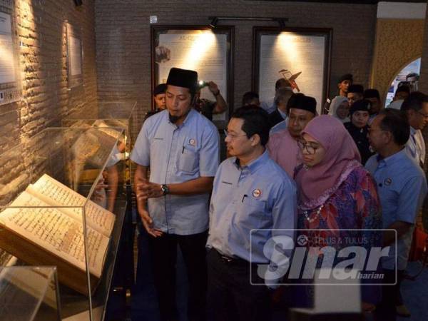 Kamaruzzaman (tengah) ketika melawat Galeri An Nur di Masjid Sultan Iskandar baru-baru ini