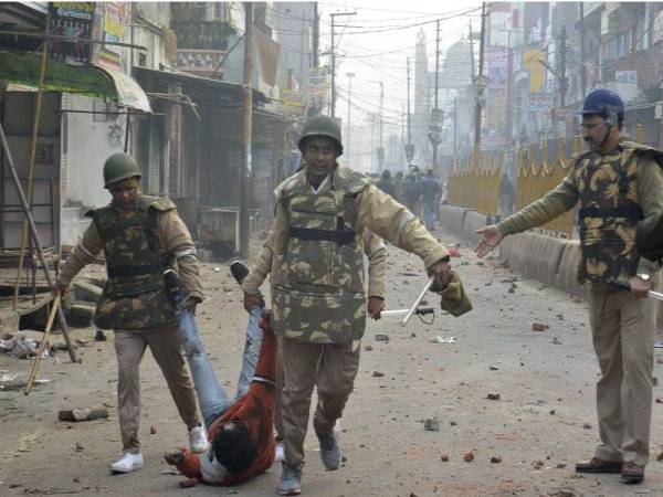 Anggota polis menahan seorang penunjuk perasaan semasa bantahan di Meerut. - Foto: AFP