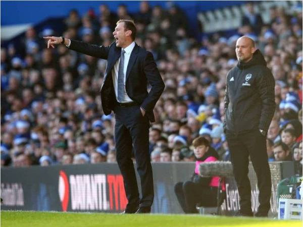 Ferguson ketika memberikan arahan kepada para pemain Everton ketika melayan kunjungan Arsenal di Goodison Park malam ini. Kedua-dua pasukan terikat tanpa jaringan. - Foto: Everton FC