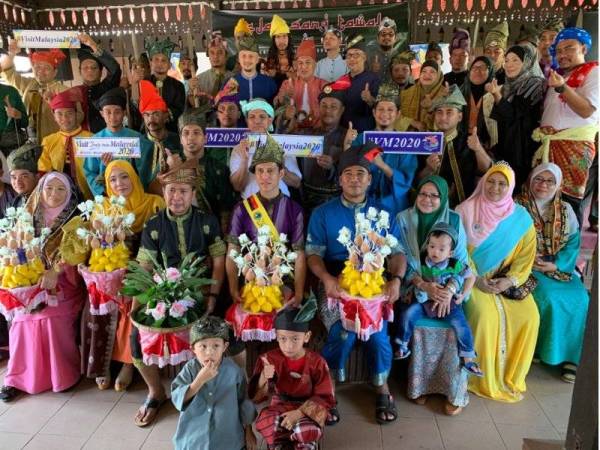 Semua penggiat kesenian dan kebudayaan bergambar kenangan selepas majlis.