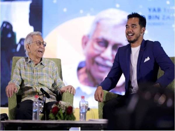 Daim berkongsi pandangan ketika sesi bicara bersama moderator, Alif Satar pada Sidang Kemuncak E-Usahawan Hero Muda di Kuala Lumpur semalam. - Foto: FB KBSMalaysia