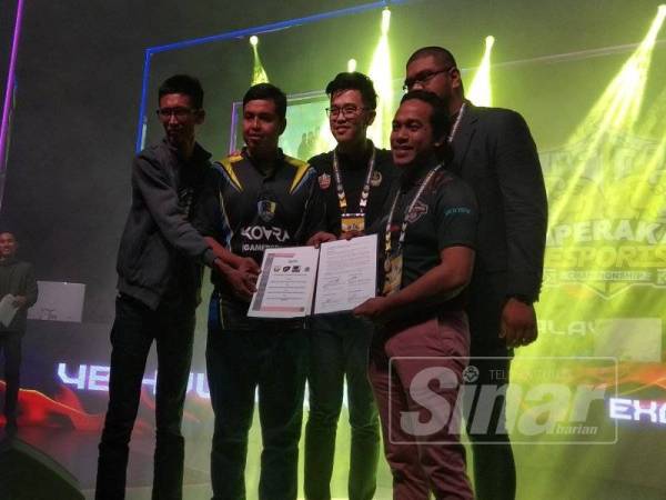 Chuan How (tengah) menyaksikan pemeteraian MoU kerjasama di antara persatuan Sukan Elektronik Perak, Pulau Pinang, Kedah dan Perlis selepas merasmikan Kejohanan Esports Utara Malaysia di MAPS Theatre, Taman Tema Studio Animasi (MAPS), Bandar Meru Raya hari ini.
