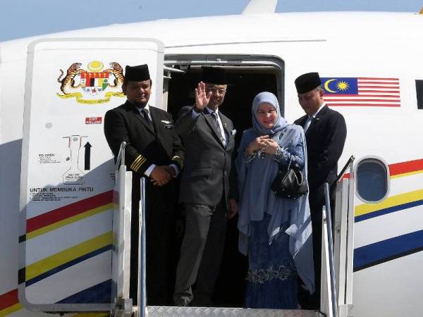 Al-Sultan Abdullah dan Tunku Azizah melambai tangan sebelum berangkat pulang dengan pesawat khas di Lapangan Terbang Antarabangsa Pulau Pinang (LTAPP) Bayan Lepas di sini hari ini setelah membuat lawatan rasmi tiga hari ke Pulau Pinang. - Foto Bernama