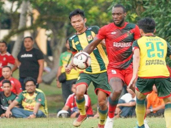 Kpah Sherman (tengah) menjaringkan dua gol semasa membantu Kedah menjinakkan Piala Presiden Kedah 5-0 di Alor Setar Jumaat lalu. - Foto KFA