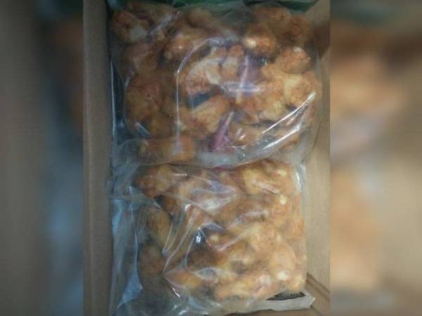 Ayam sejuk beku dari Singapura yang dirampas di LTSIP ketika membuat pemeriksaan terhadap seorang ibu dan anak lelakinya.