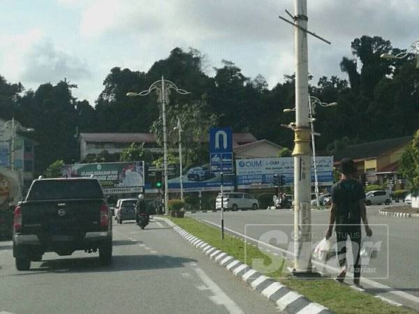 Penjaja jalanan di persimpangan lampu isyarat masih aktif menjalankan aktiviti perniagaan walaupun tempoh dibenarkan untuk menghabiskan stok barangan jualan berkahir November lalu.