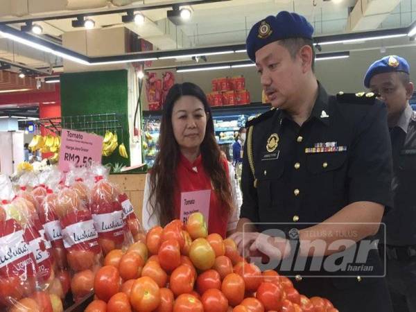 Ahmad Fitri menjalankan pemeriksaan di sebuah pasar raya di sini bagi memastikan pengusaha mematuhi harga skim harga sempena musim perayaan hari ini.