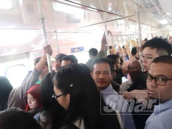 Azman merasai sendiri ketidakselesaan menggunakan perkhidmatan KTM Komuter akibat kepadatan penumpang.