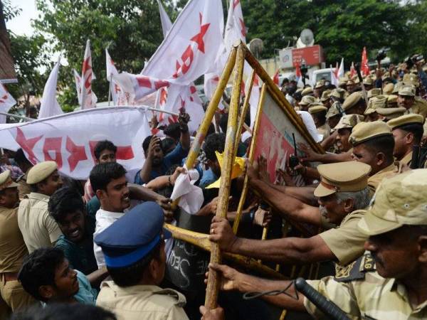 Kumpulan penunjuk perasaan bertempur dengan polis di Chennai semalam. - Foto AFP