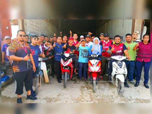 YPC mengadakan program khidmat sosial pasca banjir iaitu menukar minyak hitam percuma untuk motosikal di Rantau Panjang.