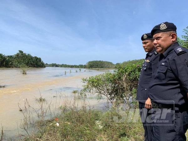 Abd Rashid (kanan) ketika memantau laluan sungai di Kampung Kudong, Tumpat yang didakwa menjadi laluan penyeludup membawa masuk barang ke tebing negara ini ketika musim banjir.