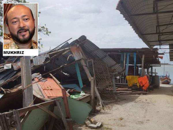 Gambar tular menunjukkan rumah yang dirobohkan bagi tujuan projek pembangunan di Pantai Pasir Berdengung, Kampung Kuala Muda kelmarin.