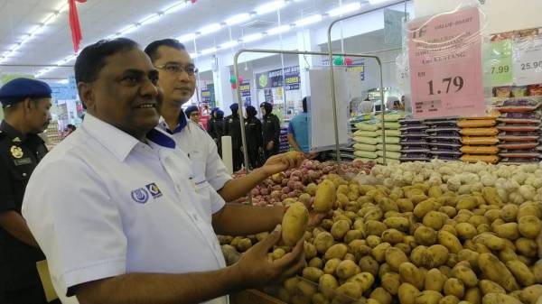 Summugam (kiri) dan Mohamad Fitri (kanan) melihat ubi kentang yang dijual di TF Value-Mart pada Majlis Perasmian SHMMP 2019 Peringkat Kedah di TF Value-Mart di Jalan Batas Paip di sini hari ini.