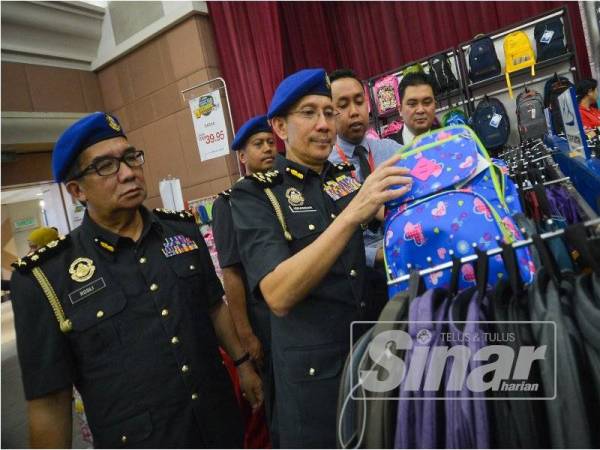 Iskandar Halim memeriksa beg sekolah yang dijual di Sogo, Kuala Lumpur hari ini sempena program Kembali Ke Sekolah yang dijalankan sejak 18 Disember lalu secara berterusan sehingga 3 Januari 2020. - Foto: Sharifudin Abdul Rahim