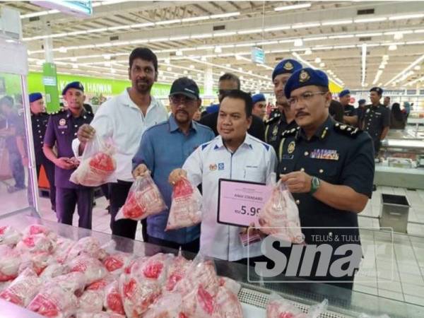 Muhamad Zikril (dua dari kanan) memantau harga ayam selepas Majlis Pelancaran Skim Harga Maksimum Musim Perayaan Krismas 2019 Peringkat Negeri Selangor di Giant Hypermarket Batu Caves di sini hari ini.