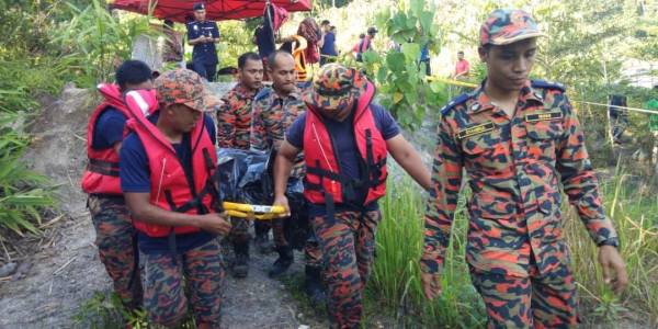 Mangsa lemas ditemui anggota Bomba dan Penyelamat sebelum diserahkan kepada pihak polis untuk tindakan lanjut. FOTO: JBPM PERAK