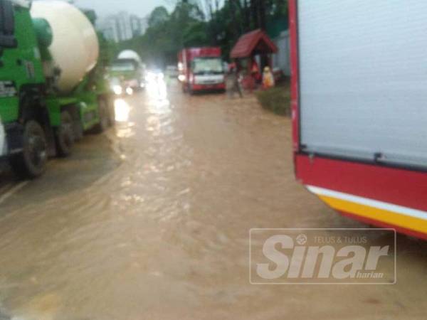 Lokasi banjir di Jalan Dutamas, petang tadi.