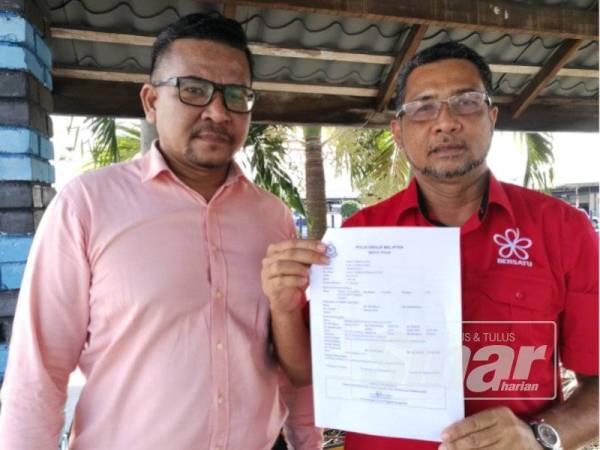 Badrolhisham (kanan) bersama Setiausaha Bersatu Marang, Rusmizan Awang ketika membuat laporan polis di IPD Kuala Terengganu hari ini.