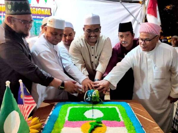 Muhammad Sanusi (tengah) bersama pimpinan Pas dan UMNO kawasan meraikan kesatuan dua parti itu dengan acara simbolik pulut pisang berlambangkan bulan dan keris.