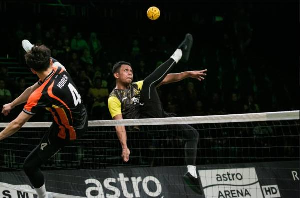 Aksi bertenaga Fadzil Mustafa ketika melakukan libasan pada aksi Perak Bison menentang Korea Haechi saingan Liga Sepak Takraw (STL) Champions Cup 2019 di Iskandar Malaysia Studios, Johor hari ini.