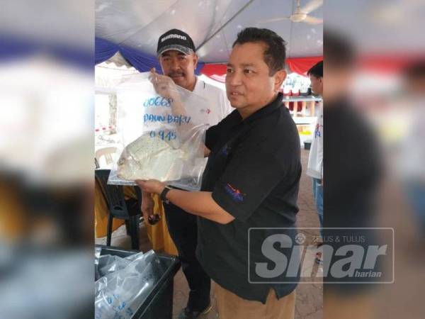 Juhari (kanan) bakal menyempurnakan pelepasan ikan sempena Tourism Malaysia Surfcasting Tour…A Journey To Visit Malaysia 2020 di Pantai Puteri Ahad ini.
