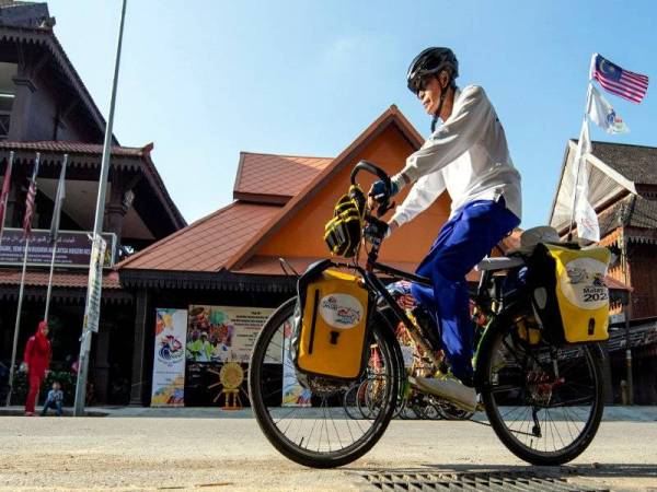 Wan Hashim memulakan kayuhan solonya menjelajah Selatan Thailand sejauh 600km. - Foto Bernama