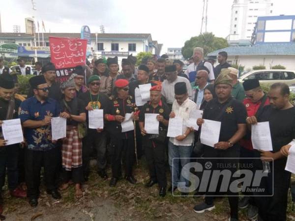 Antara wakil NGO yang membuat laporan polis terhadap Jiao Zong di Ibu Pejabat Polis Daerah Kajang di sini hari ini.