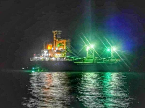 Kapal kargo dari Thailand ditahan di perairan Teluk Bahang malam semalam.