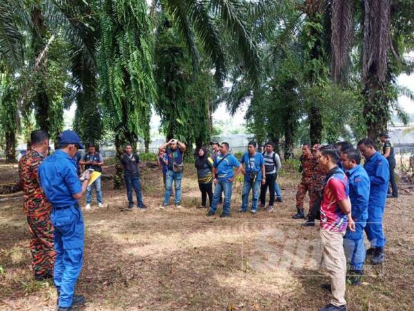 Pasukan mencari dan menyelamat mendengar taklimat sebelum kanak-kanak perempuan berusia tiga tahun ditemui di Bidor hari ini.