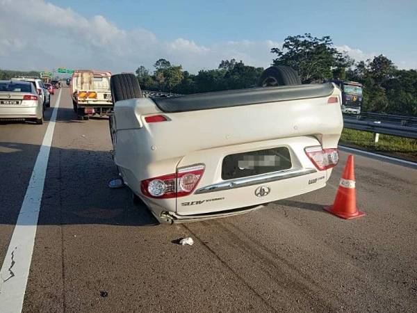 Tiga pemandu nyaris maut, kereta langgar kerbau