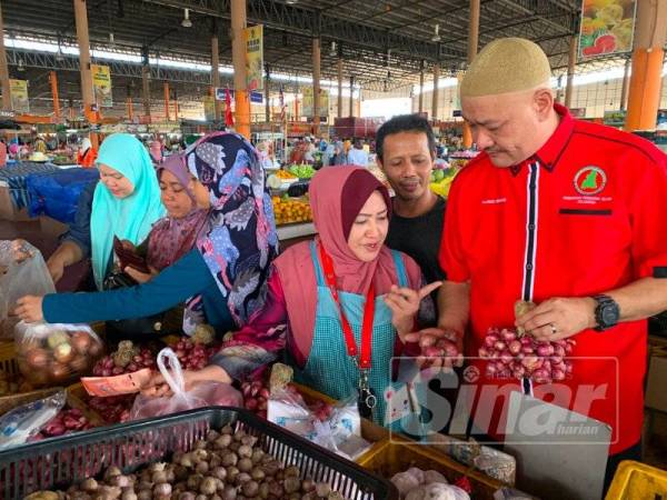 Fared (kanan) bertanyakan sesuatu mengenai perbezaan bawang merah biasa dengan bawang merah siam.