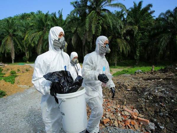 Anggota Pasukan Khas Bahan Kimia Berbahaya (Hazmat) Balai Bomba dan Penyelamat Seremban 2 membawa sampel-sampel yang diambil ekoran pencemaran sisa bahan buangan terjadual yang dibuang oleh pihak tidak bertanggungjawab di anak sungai Mantin, kelmarin. Kerja-kerja pembersihan bahan kimia dijalankan bersama Jabatan Alam Sekitar Negeri Sembilan. - Foto Bernama