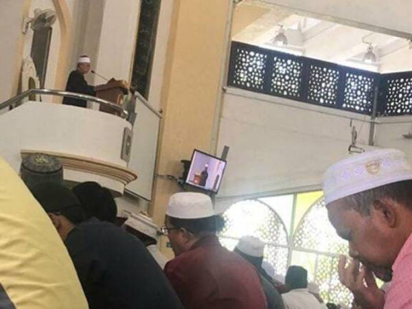 Suhaimi ketika menyampaikan khutbah gerhana di Masjid UniSZA, Kuala Nerus.