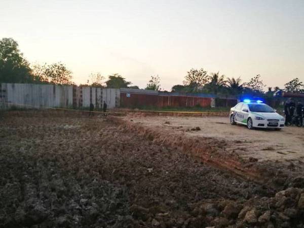 Unit Pemusnah Bom Ibu Pejabat Polis Daerah (IPD) Kuala Muda hadir di tempat kejadian untuk melakukan pemeriksaan.