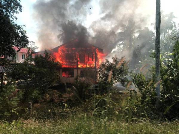 Sebuah rumah musnah dalam kebakaran SK Seri Bakti Kampung Rambutan di sini hari ini. - Foto ihsan JBPM Kedah