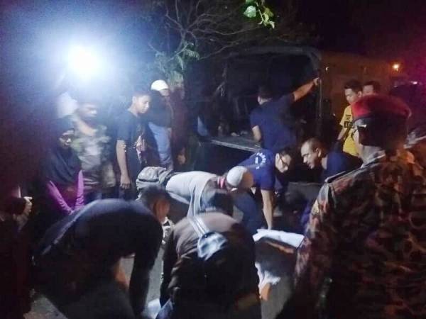 Mayat mangsa ditemui pasukan bomba lebih kurang 50 meter dari lokasi mangsa terjatuh di Sungai Ular, di sini semalam.