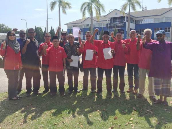 Mohamad Ja’afari (tengah) bersama ahli Bersatu Bahagian Seremban selepas membuat laporan polis di IPD Seremban, dekat sini hari ini.